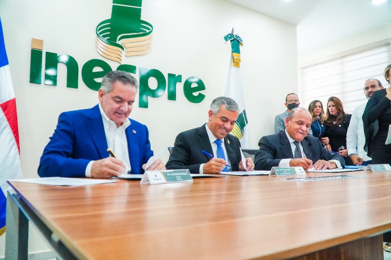 Firmaron el acuerdo el ministro del PROPEEP, José Leonel Cabrera (Neney); el director del INESPRE, Iván Hernández Guzmán y el presidente de la FDC, Iván García.