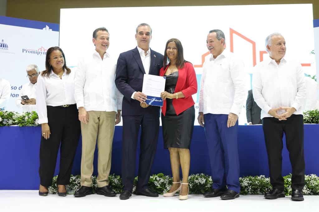 Presidente Luis Abinader entrega empréstitos a microempresarios través de Promipyme