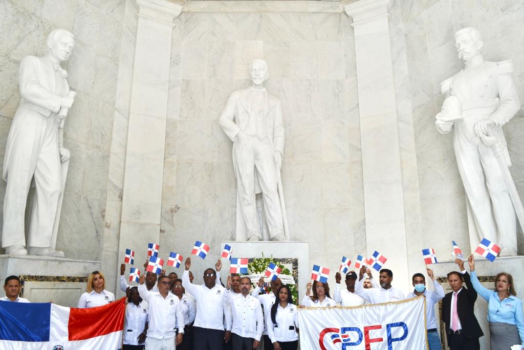 Juan Pablo Uribe, junto a representantes de las fundaciones patrióticas y colaboradores de Efemérides Patrias.