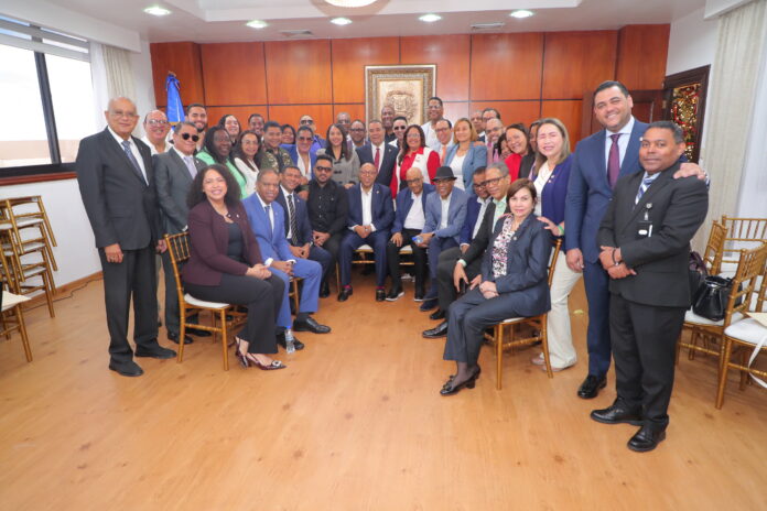 Merengueros y diputados se reunieron en el salón Danilo Medina