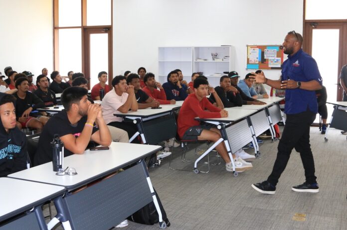 Esmeily Alcántara imparte charla a prospectos