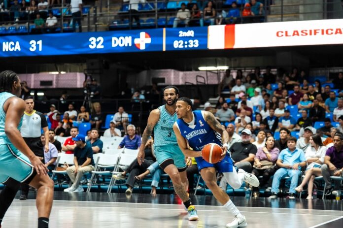 Ángel Núñez, del combinado quisqueyano, es marcado por Eden Ewing, de Nicaragua.