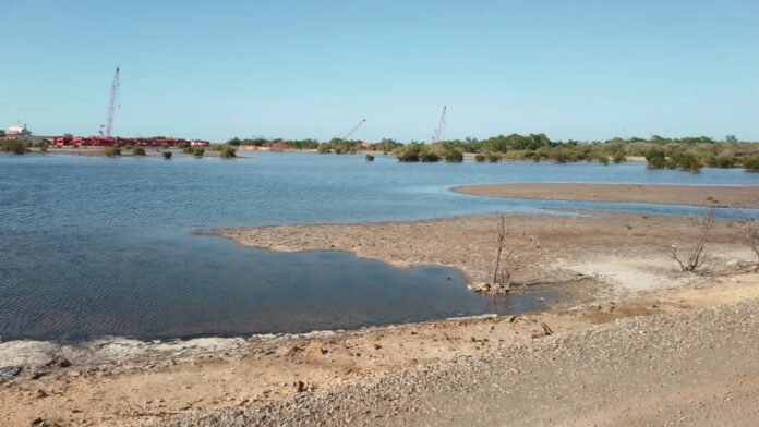 CONSTRUCCION AL LADO DE HUMEDAL