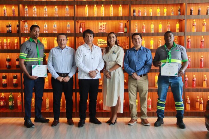 Directivos de ISM e INTRANT junto a conductores certificados