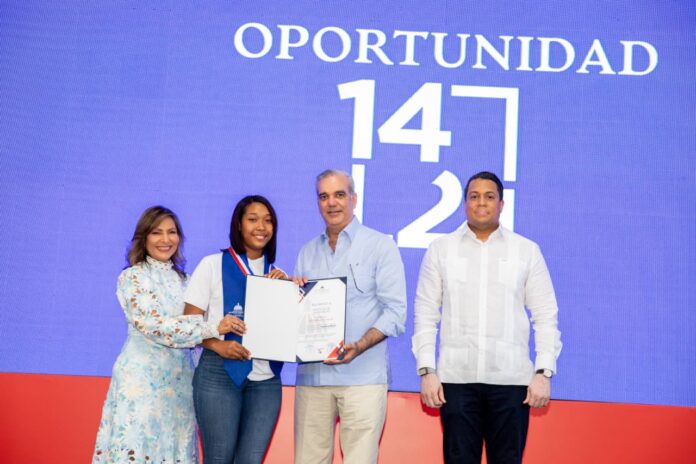 Luis Abinader_ entrega .21 PM