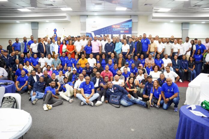 Parte de los 300 docentes que participaron en el Seminario de Actualización Curr