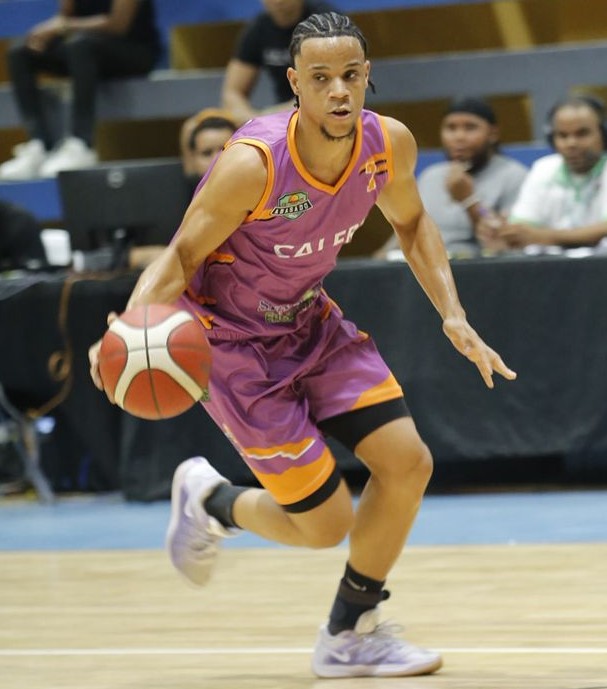 Ronald García, jugador estelar del club Calero de Villa Duarte.