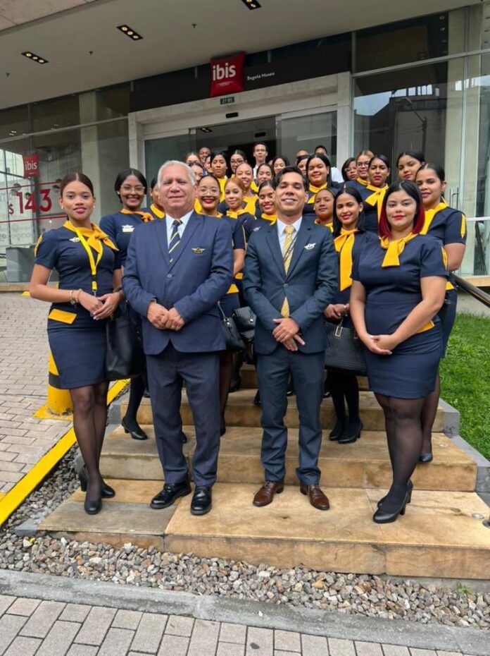 El CEO de Tripulantes VIP y presidente de la Asociación Dominicana de Tripulantes de Cabina, Alfredo Hernández, junto a azafatas.