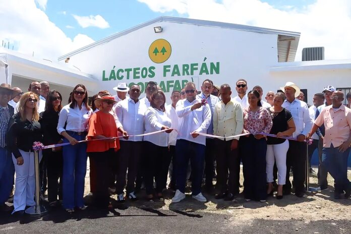 Hecmilio Galván, inaugura planta junto con la Asociación de Ganaderos de Las Matas de Farfán,
